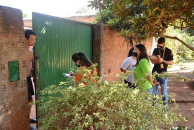 Los funcionarios municipales realizaron este viernes la notificación domiciliaria a fin de disminuir la quema de basura.