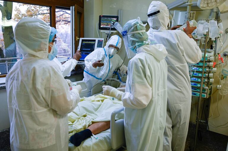 Personal de salud asiste a un paciente con coronavirus internado en una unidad de terapia intensiva. 