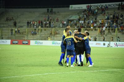 El portero Francisco Mongelós  recibe las felicitaciones de sus compañeros luego de la finalización de la serie de penales en el nuevo estadio Villa Alegre de Encarnación. Foto Sportivo Luqueño