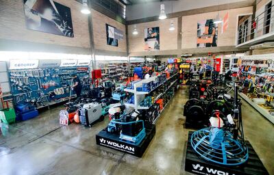 Petersen trabaja codo a codo con las grandes ferreterías a nivel país: industrias y profesionales, ofreciéndoles equipamientos, maquinaria y herramientas.