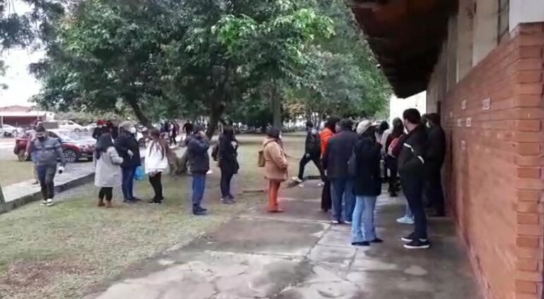 La aglomeración en los locales de votación preocupa a los médicos.