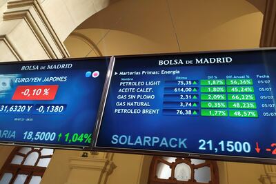 Cotización euro/yen (mercado de divisas) (izda) y de carburantes (dcha), en el mercado de materias primas (energía) en unas pantallas de la Bolsa de Madrid, ayer. (EFE)