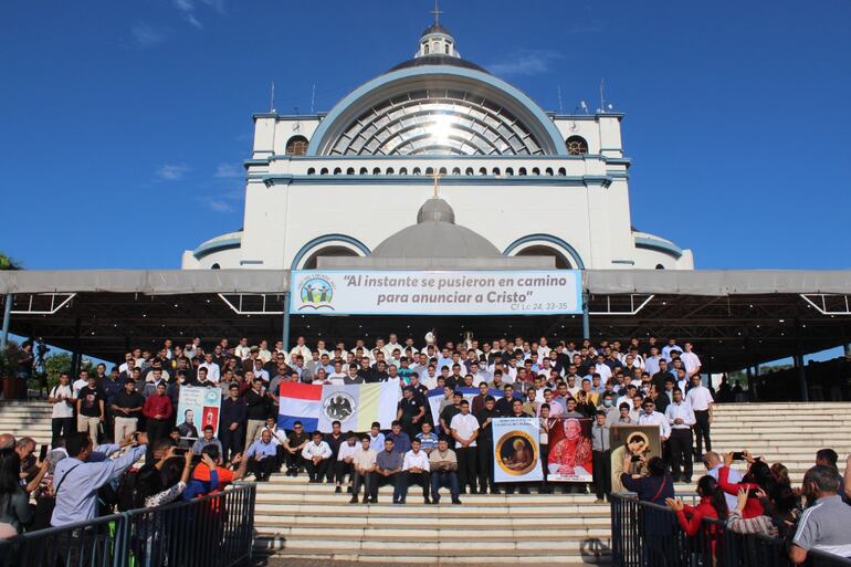 Los fieles y  visitantes acudieron en la  explanada de la Basílica