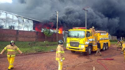 Al fondo se pueden observar las llamas que sobresalen por los espacios del tinglado de la fábrica del rubro textil.