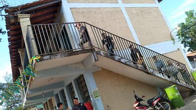 Escuela Teniente Fariña, de Caacupé. Encontraron amenazas escritas en los azulejos de uno de los baños y tuvieron que evacuar la escuela.
