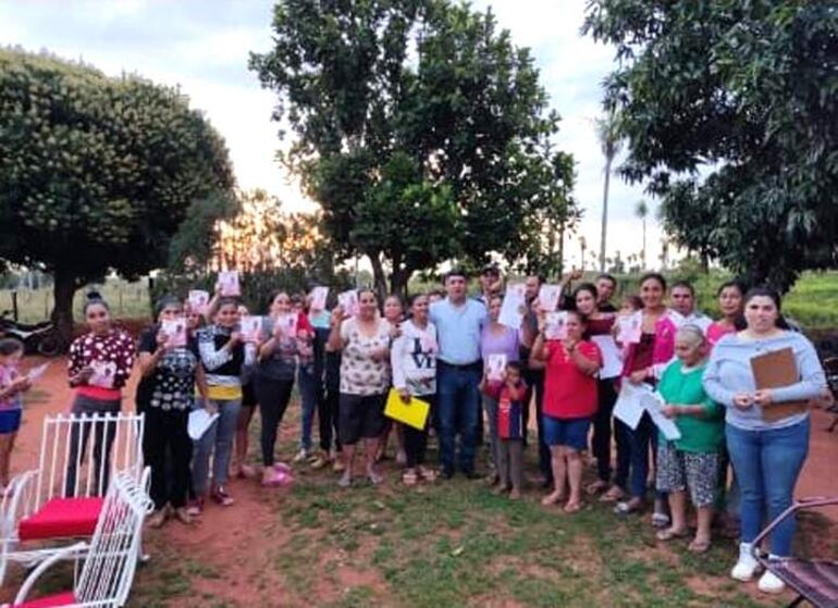 El viceministro de Agricultura, Moisés Espínola, realizando campaña política por su candidatura a diputados por Paraguarí