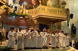 Representación de niños y niñas en el altar del Santuario María Auxiliadora de Asunción.