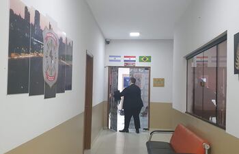 Una delegación de varias instituciones se reúne en el salón auditorio del Comando Tripartito en el marco de su participación en un encuentro telemático con Brasil, Argentina y Estados Unidos para tratar sobre delitos financieros en la triple frontera.