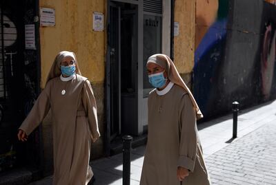 Dos monjas con mascarilla en el centro de Madrid, España.