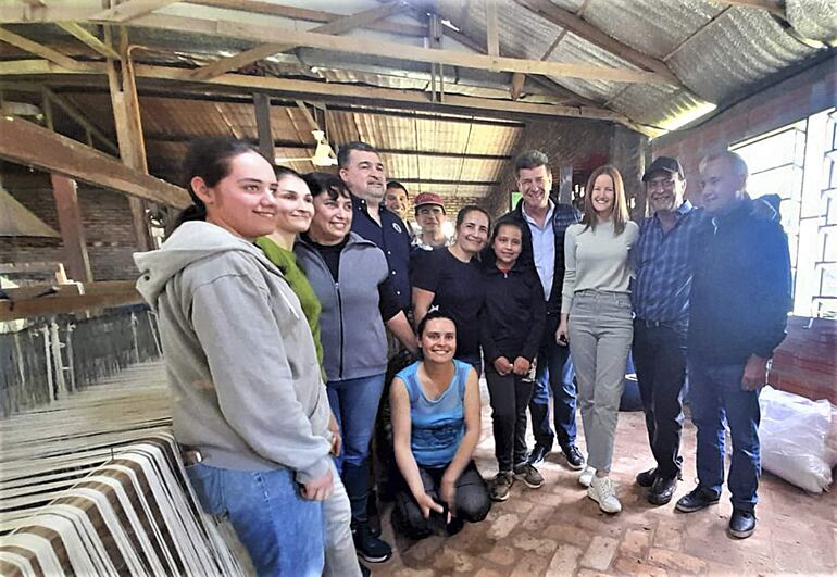 Los precandidatos a los diferentes cargos electivos visitaron a artesanos, industriales y productores de Carapeguá.