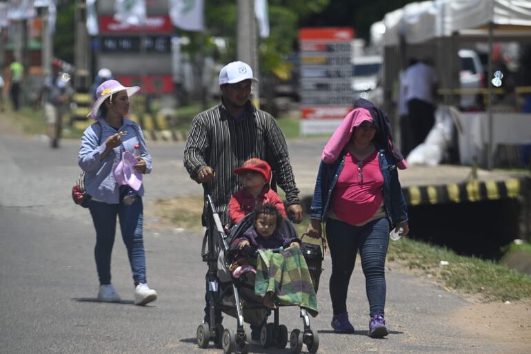 Juan Ramón Alfonso y su familia peregrina desde la ciudad Concepción. Con sombreros y paños se cubren las cabezas para aguantar el calor. 