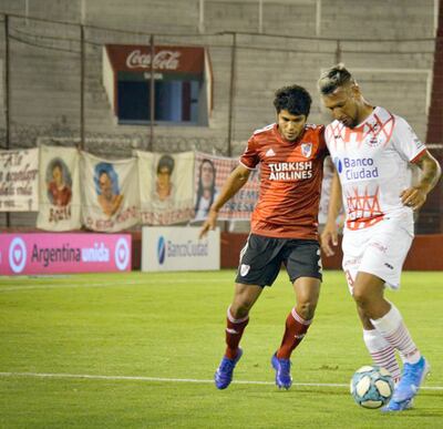 Maniobra ofensiva de Andrés Chávez, de Huracán, ante la marca del eficiente zaguero central  paraguayo Robert Samuel Rojas (24).
