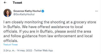 La gobernadora de Nueva York, Kathy Hochul, escribió un tuit poco después de conocerse el suceso, en el que aseguró que estaba siguiendo de cerca lo ocurrido y que había ofrecido apoyo a las fuerzas locales.