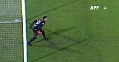 Jugada del penal tapado por Santiago Rojas a Diego Martínez.