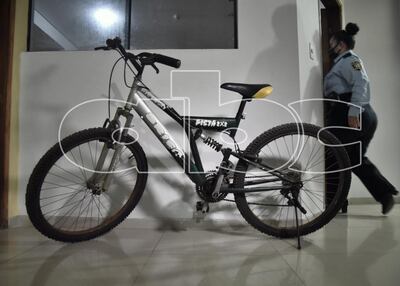 La bicicleta robada y recuperada, en la sede de la comisaría 11 de Asunción.