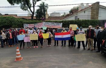 Manifestación contra el intendente de Abaí frente a la Contraloría