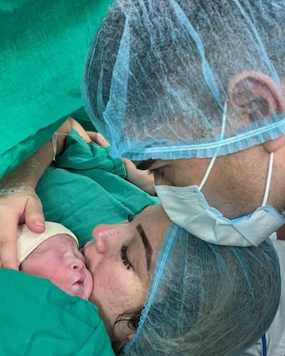 Brian Montenegro y Andreita Medina recibieron felices y emocionados a su hijo Lucas.