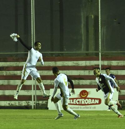 Eufórica celebración de Cristhian Ocampos después de anotar el único gol en el triunfo de Tacuary ayer.