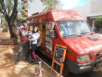Matías Montenegro, Jessica Serra y Alejandro, al lado de la casa rodante con la que viven la aventura de recorrer América. Partieron de Tierra del Fuego en febrero del año pasado, con el destino fijado en Alaska, en el otro extremo del continente.