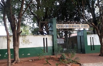 Escuela municipal n° 6831 Lo Mío Primero de Ñemby debe más de 11 millones de guaraníes por el servicio de agua y padres exigen destitución de la encargada de despacho.