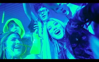 Milk Shake durante una escena del videoclip de “Ca$h” que ya está disponible en YouTube.