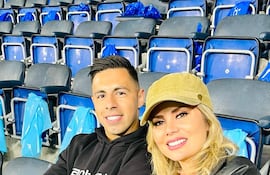 Linda parejita. Blas Riveros y Dahiana Bresanovich, en un estadio de Dinamarca, viendo un partido de fútbol.