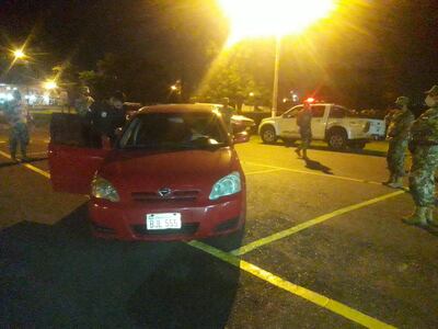 El vehículo fue retenido tras irrumpir en la base militar.