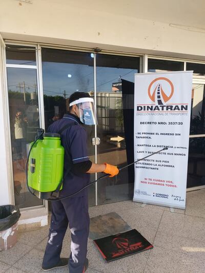 Una persona desinfecta las oficinas de Dinatran.
