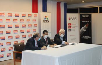 Firma de contrato entre ANDE, Itaipú y empresa adjudicada, SAS Paraguay S.A.