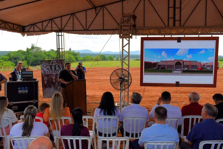 El empresario César Luis Sosa durante la peresentación del proyecto de construcción del primer Shopping en Villarrica.