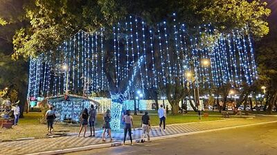 La plaza Mcal, López de la ciudad de Pilar fue adornada con más de 8.500 metros de foquitos led por motivos de las fiestas de fin de año.