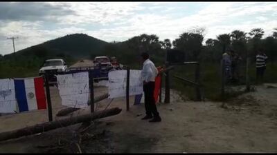 Son más de 30 horas de cierre de camino por parte de comunidad Ishir ante el incumplimiento de autoridades en Fuerte Olimpo.