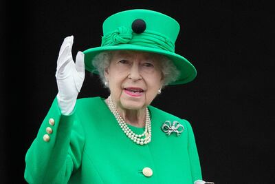 La reina Isabel II saludó a los británicos desde el balcón del Palacio de Buckingham y agradeció las atenciones. Fue ovacionada. (AFP)