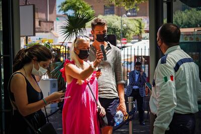 En las excavaciones arqueológicas de Pompeya chequea los "certificados verdes" o pases sanitarios de los turistas visitantes.