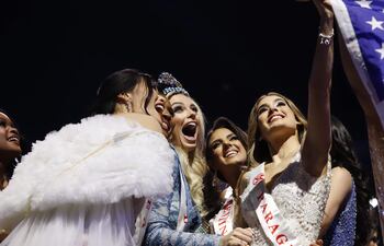 La representante de Polonia, Karolina Bielawska (c), celebra el título de Miss Mundo 2021 junto a representantes de otros países, incluida Bethania Borba, de Paraguay.