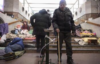 Ucranianos se refugian en una estación de metro durante un bombardeo en la ciudad de Kharkiv, Ucrania.