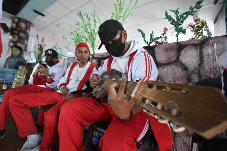 Un estudiante de la Unidad Educativa Copacabana toca un instrumento construido con material reciclado, en La Paz (Bolivia).
