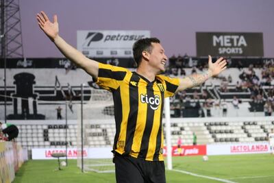Fernando Fernández festeja uno de los goles de Guaraní en la victoria 3-1 sobre Olimpia en Para Uno por el torneo Clausura 2021.