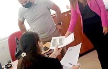 La comitiva fiscal encabezada por Cinthia Leiva en la intervención en el banco.