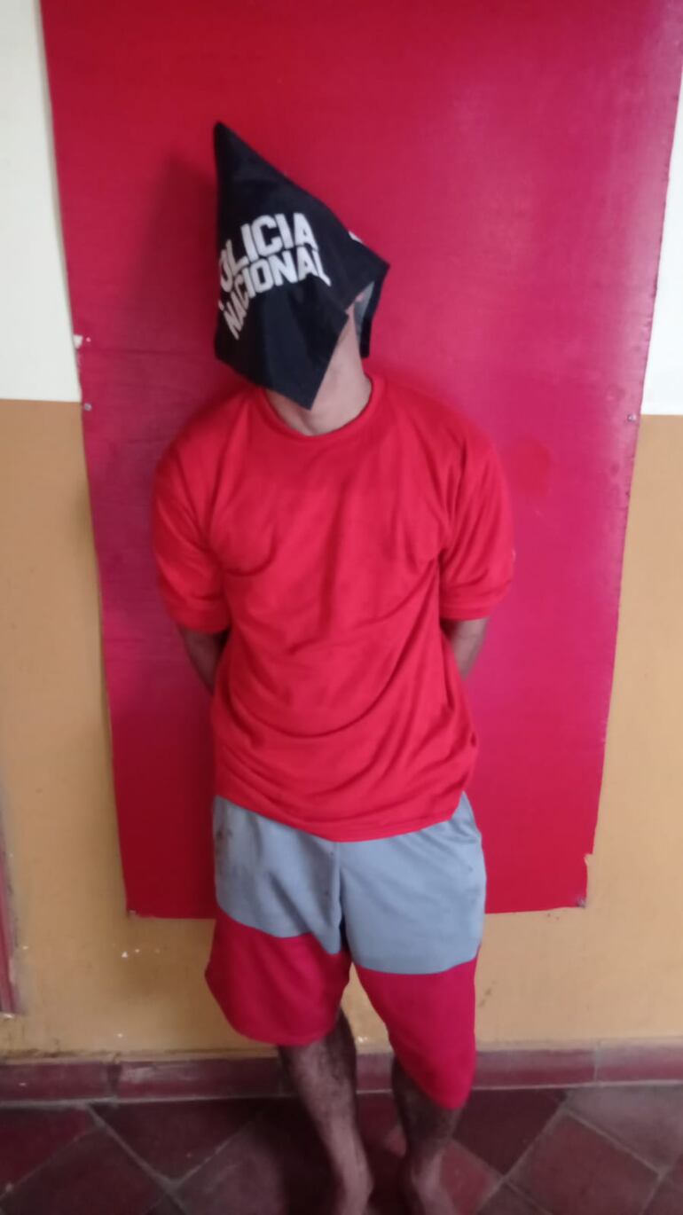 Julio Ramón Báez Almirón, de 26 años, quien fue visto por los vecinos llevando la moto que estaba estacionada en la vía pública