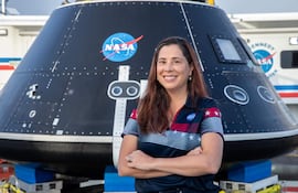 La ingeniera colombiana Lili Villareal, directora de aterrizaje y recuperación de la nave espacial en el programa Artemis II, mientras posa frente a la cápsula de prueba del módulo de tripulación en el área del Complejo de lanzamiento 39 en el Centro Espacial Kennedy de la NASA en Florida (EEUU).