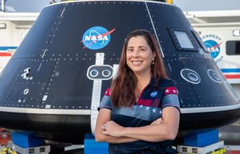 La ingeniera colombiana Lili Villareal, directora de aterrizaje y recuperación de la nave espacial en el programa Artemis II, mientras posa frente a la cápsula de prueba del módulo de tripulación en el área del Complejo de lanzamiento 39 en el Centro Espacial Kennedy de la NASA en Florida (EEUU).