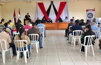 El intendente Diego Ríos toma la palabra durante el encuentro para coordinar el plan de seguridad.