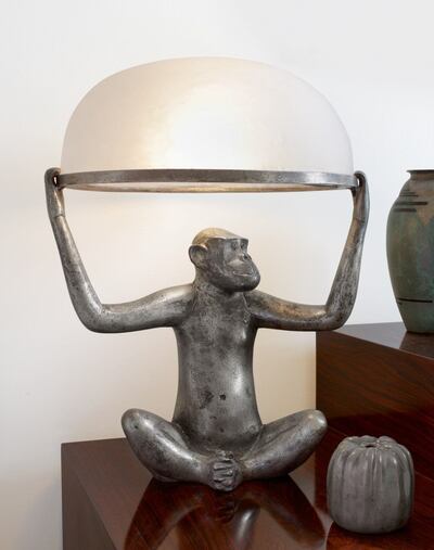 La obra "Singe Allumé" (Mono encendido) del escultor y grabador francés François-Xavier Lalanne que se vendió por unos 475.000 dólares durante una subasta este jueves en la casa en Nueva York. Sotheby's.