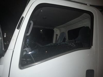 Uno de los vehículos atacados a palos por los violentos manifestantes.