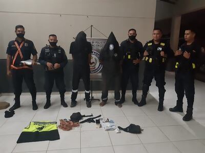 Zacarías Salina Acosta (19) y su hermano Arsenio Salina Acosta (23) (con capuchas), tras la detención el sábado pasado.