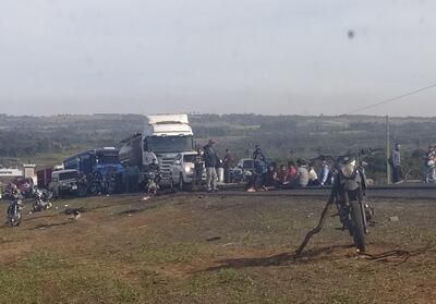 Los camioneros se muestran molestos por el largo tiempo de espera para circular.