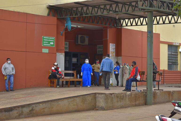 Familiares de pacientes internados por covid-19 aguardando fuera de la Urgencia Respiratoria del Hospital Regional de Villarrica.
