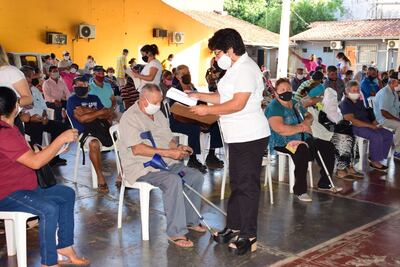 Los adultos mayores fueron convocados todos y se aglomeraron.