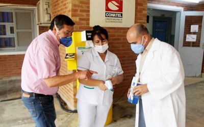 El gobernador Darío Medina entrega termómetros infrarrojos a Diego Scalzadona, director del hospital en Villa Choferes.